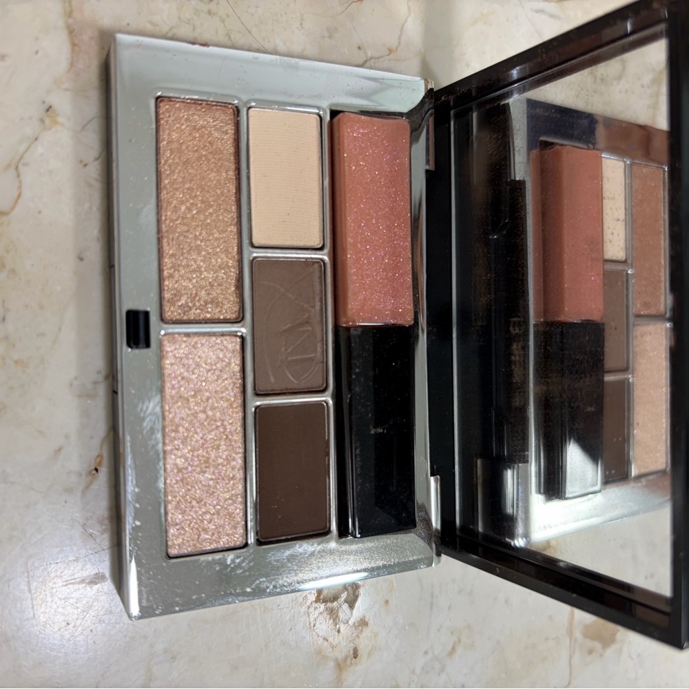 Luxurious Eyeshadow Palette with Shimmering Tones